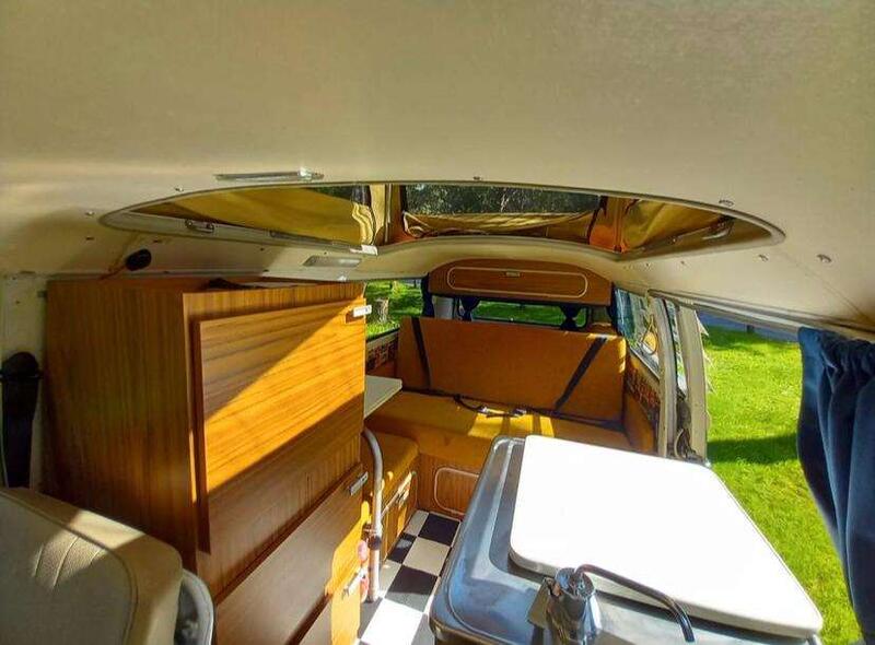 VOLKSWAGEN T2 BAY WINDOW